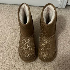 Uggs.  Size 5 women’s boots.